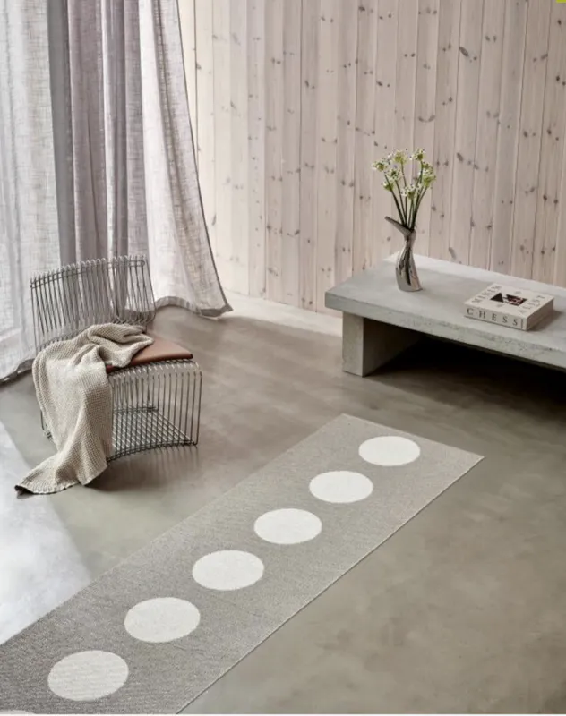 Vera teppe fra Pappelina med stilig vendbart design